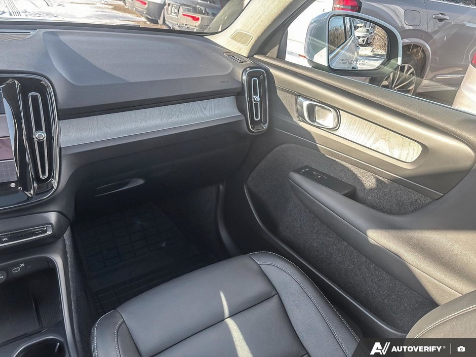 2025 Volvo XC40 Core Bright Theme-25