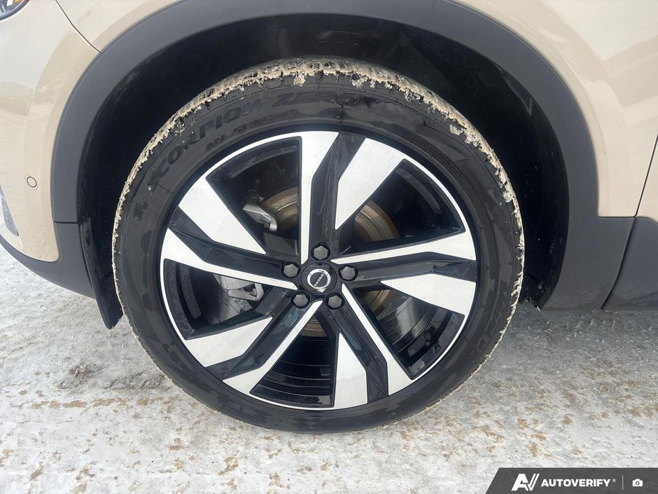 2025 Volvo XC40 Plus Dark Theme-9