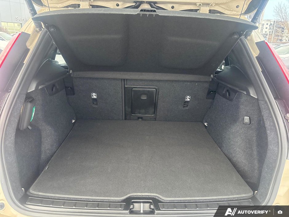 2025 Volvo XC40 Plus Dark Theme-8