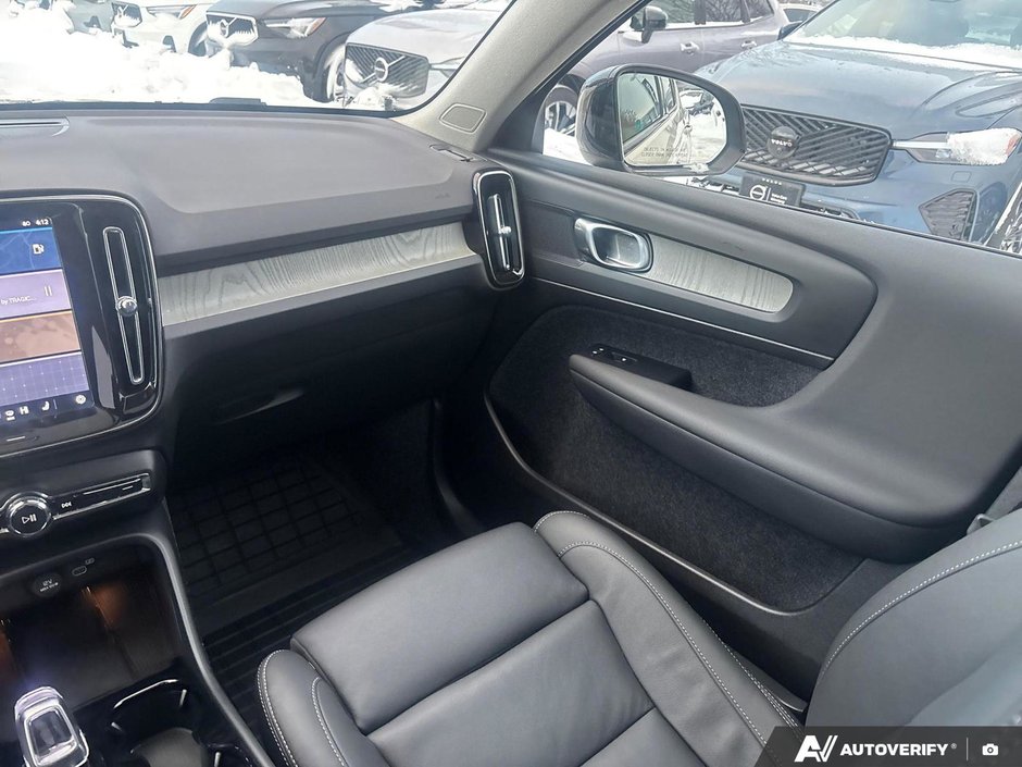 2025 Volvo XC40 Plus Dark Theme-25