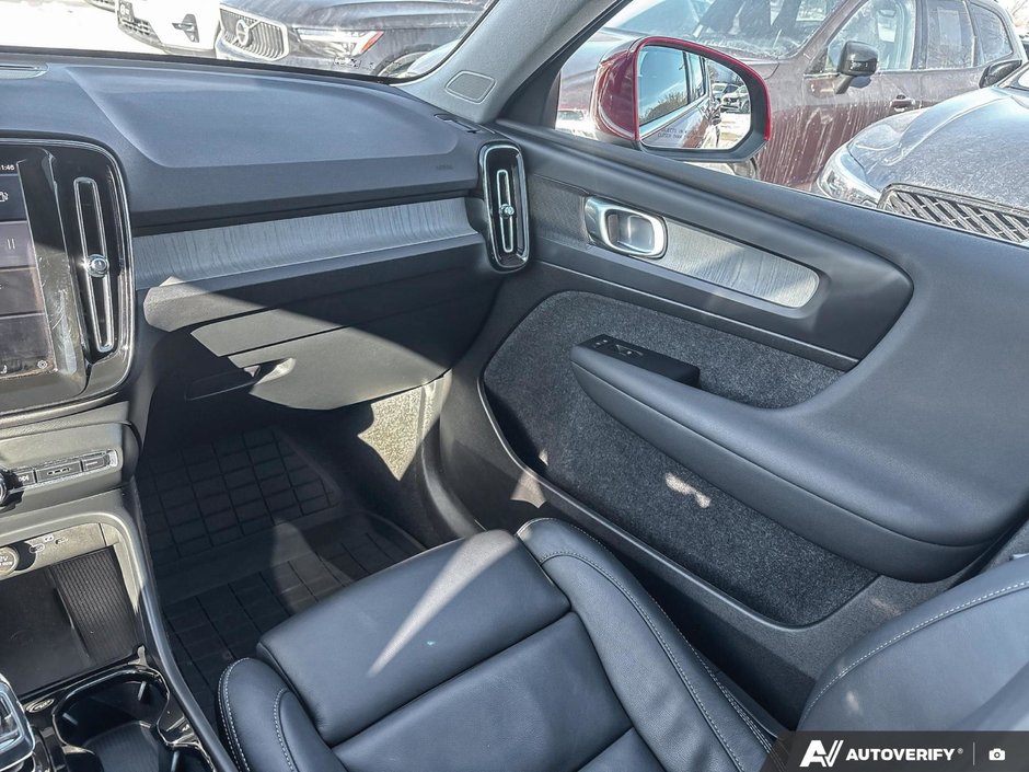 2025 Volvo XC40 Plus Bright Theme-24