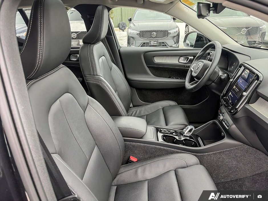 2025 Volvo XC40 Plus Dark Theme-21