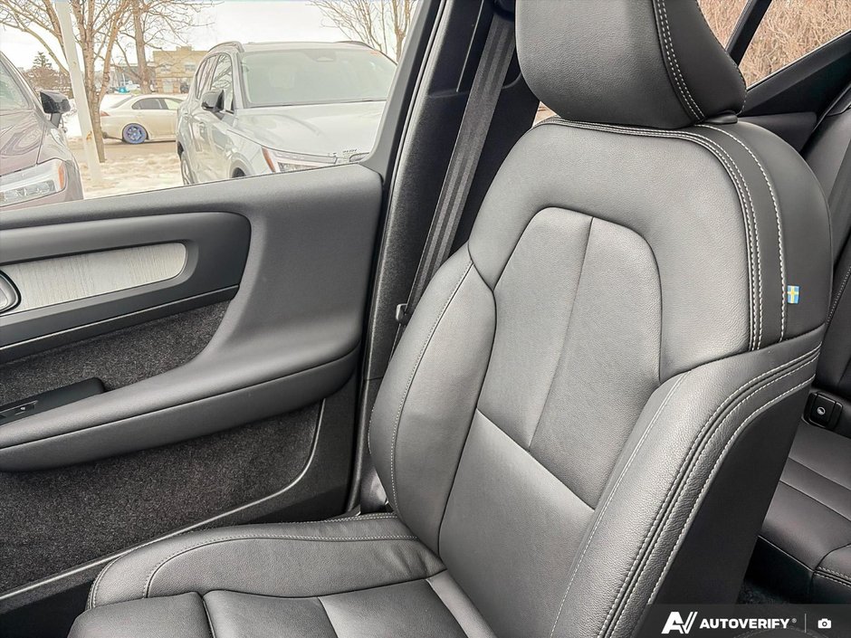 2025 Volvo XC40 Plus Dark Theme-19