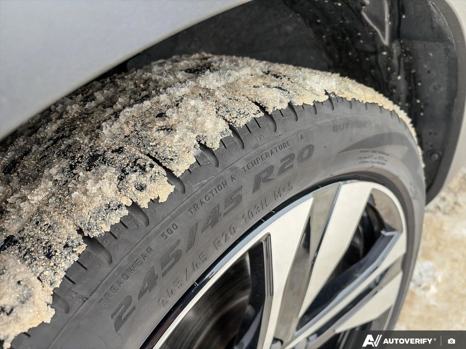 2025 Volvo XC40 Plus Dark Theme-9