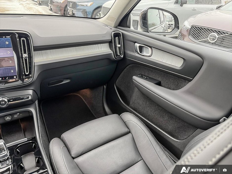 2025 Volvo XC40 Plus Dark Theme-24