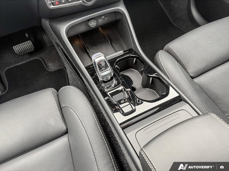 2025 Volvo XC40 Plus Dark Theme-17