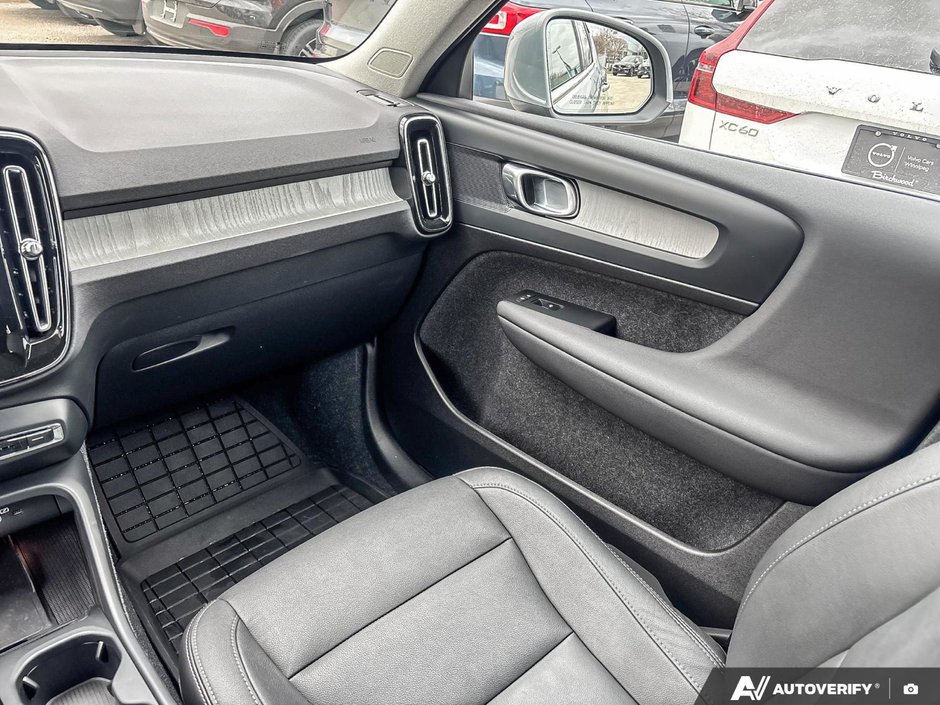 2025 Volvo XC40 Core Bright Theme-24