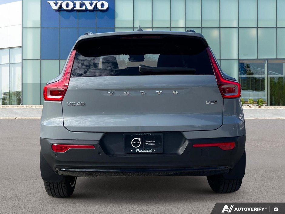 2026 Volvo XC40 Plus Dark Theme-4