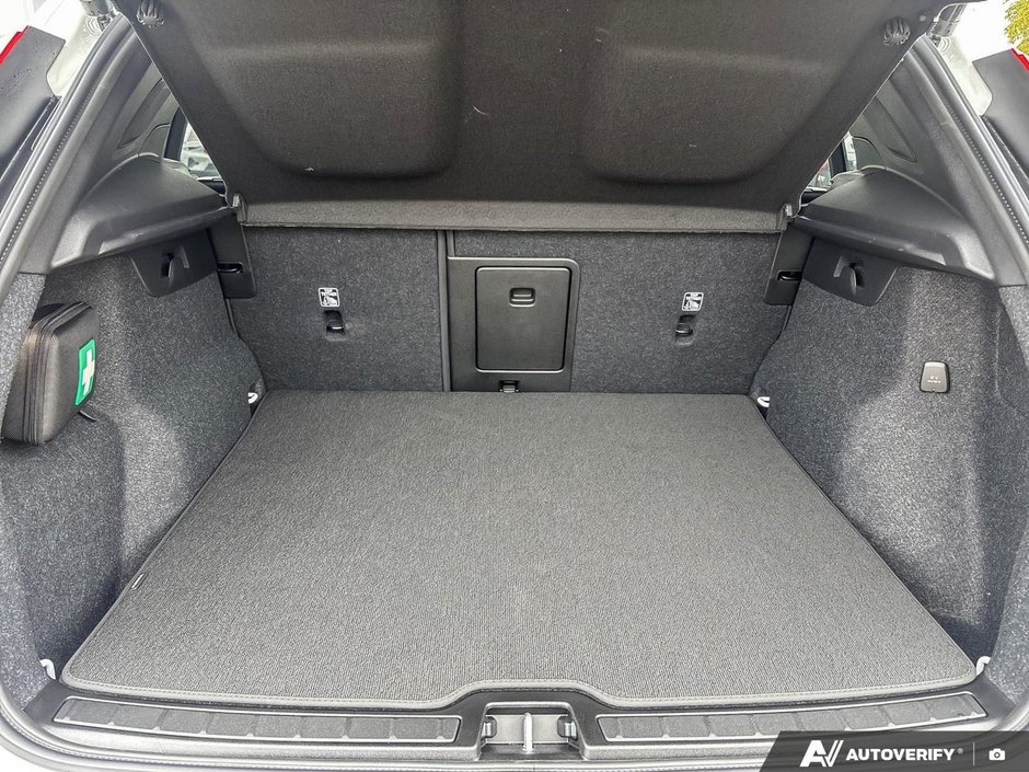 2026 Volvo XC40 Ultra Dark Theme-8