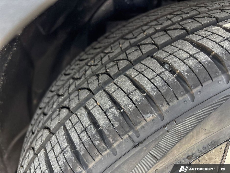 2026 Volvo XC40 Plus Dark Theme-10