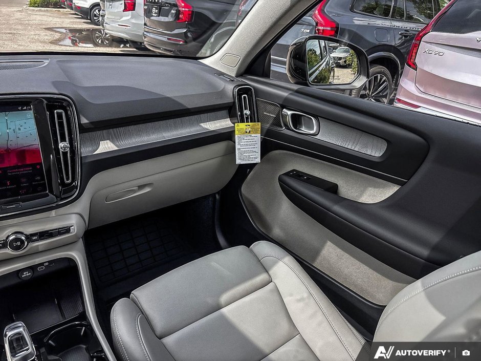 2026 Volvo XC40 Plus Dark Theme-25