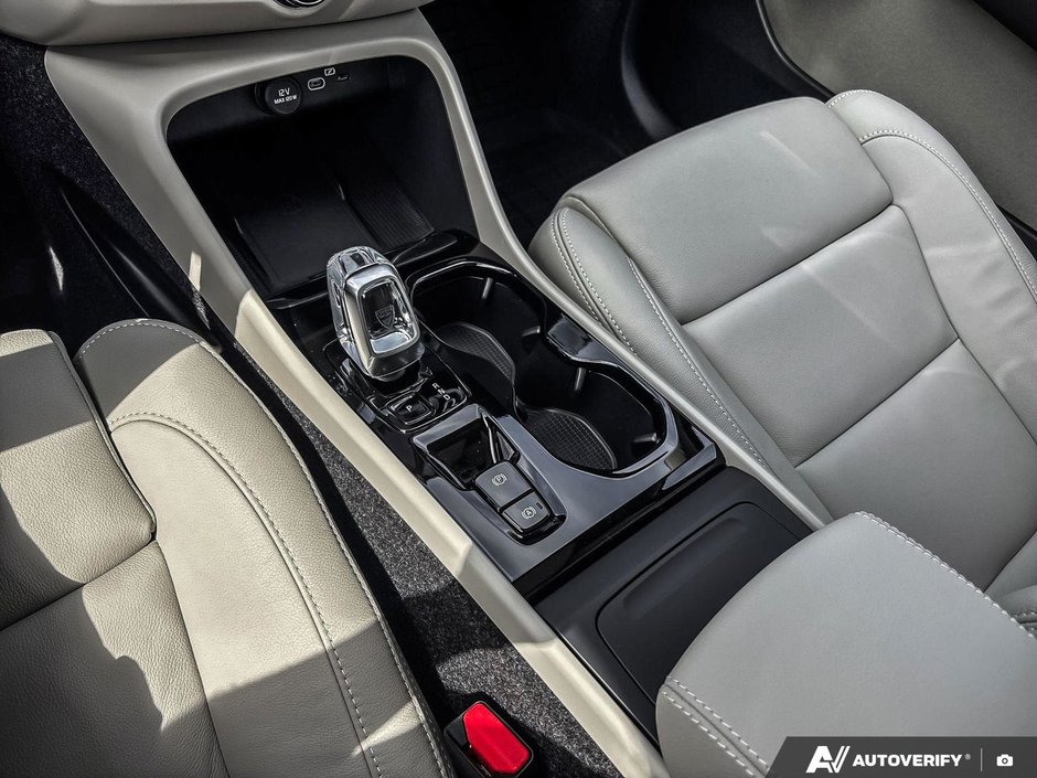 2026 Volvo XC40 Plus Dark Theme-18