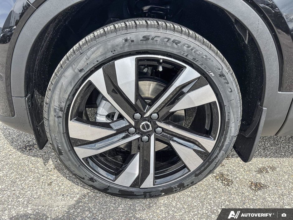 2026 Volvo XC40 Plus Dark Theme-9