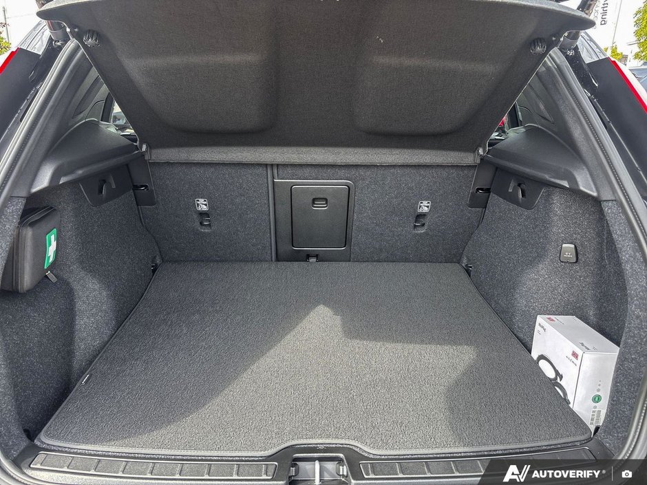 2026 Volvo XC40 Plus Dark Theme-8