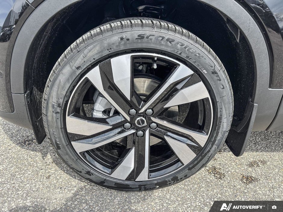 2026 Volvo XC40 Plus Dark Theme-9