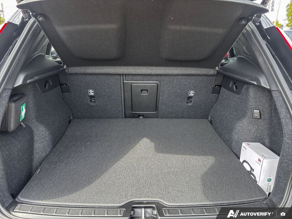 2026 Volvo XC40 Plus Dark Theme-8