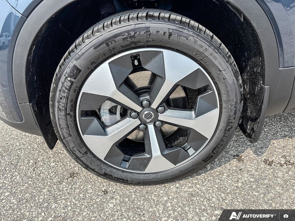 2026 Volvo XC40 Plus Dark Theme-8