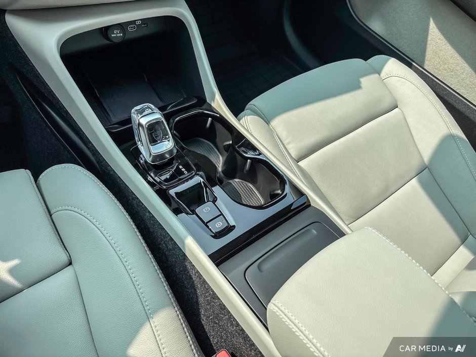 2026 Volvo XC40 Plus Dark Theme-18