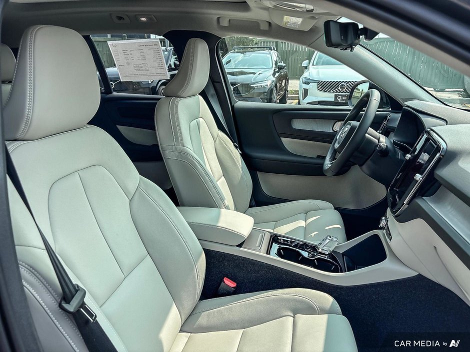 2026 Volvo XC40 Plus Dark Theme-22