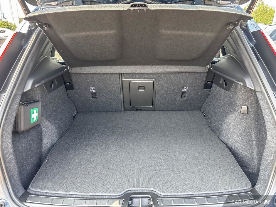 2026 Volvo XC40 Plus Dark Theme-8