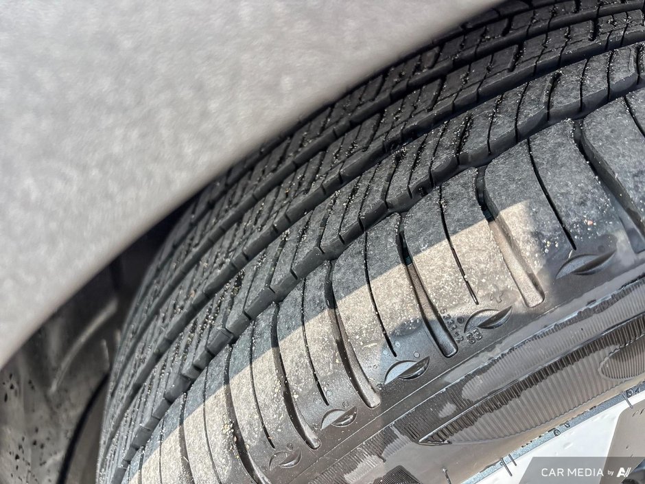 2026 Volvo XC40 Plus Dark Theme-10