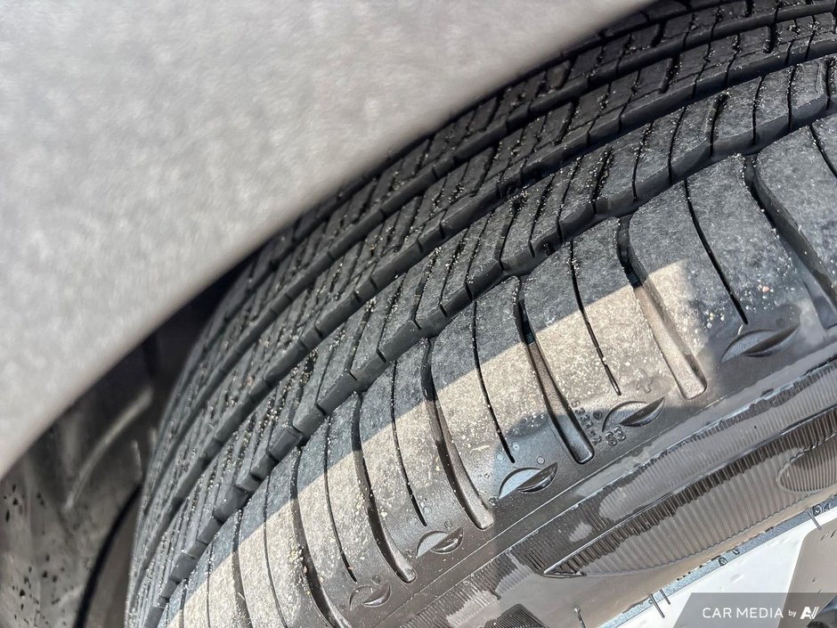 2026 Volvo XC40 Plus Dark Theme-10