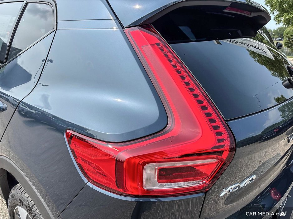 2026 Volvo XC40 Plus Dark Theme-12