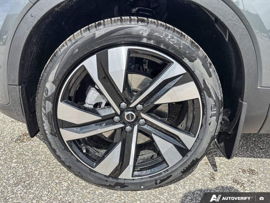 2026 Volvo XC40 Plus Dark Theme-8