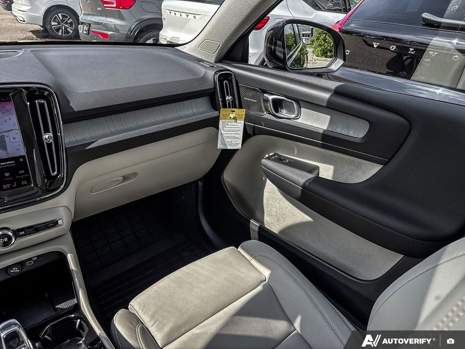 2026 Volvo XC40 Plus Dark Theme-24