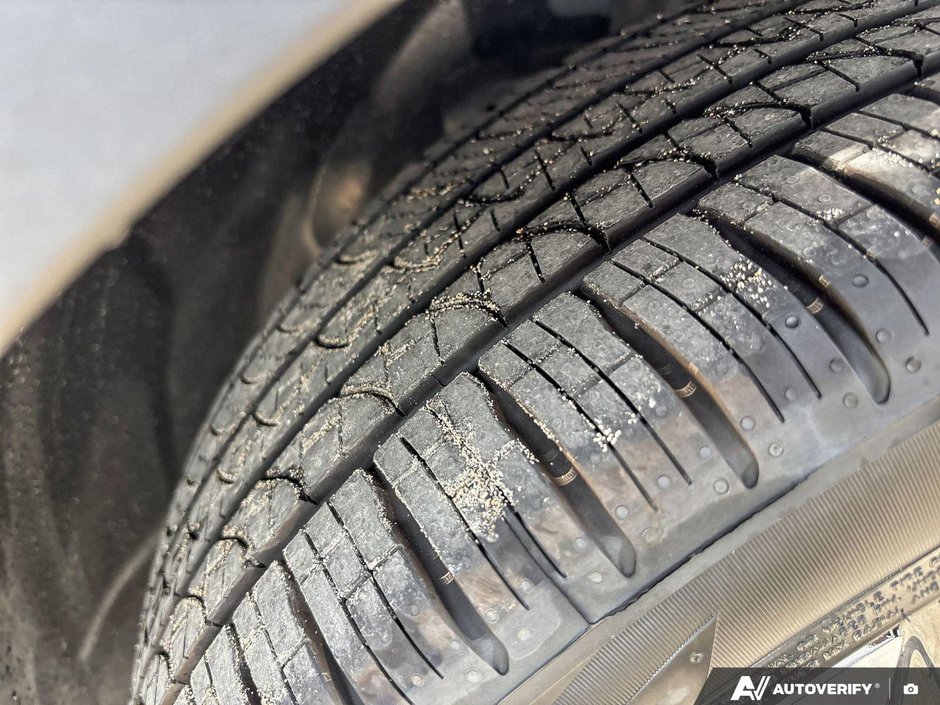 2026 Volvo XC40 Plus Dark Theme-9