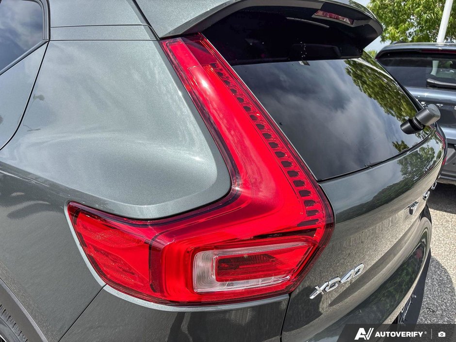 2026 Volvo XC40 Plus Dark Theme-11