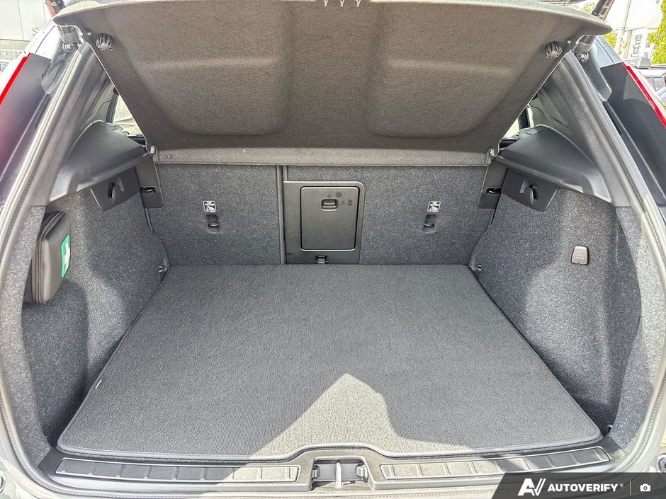 2026 Volvo XC40 Plus Dark Theme-7