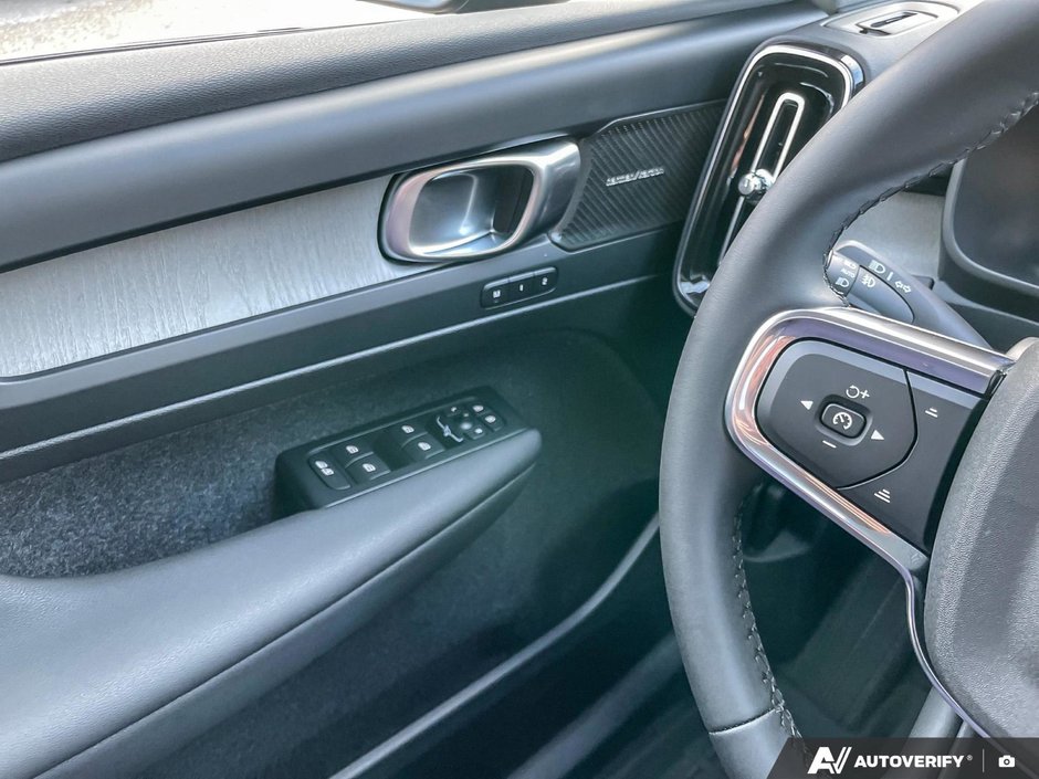 2026 Volvo XC40 Ultra Dark Theme-17