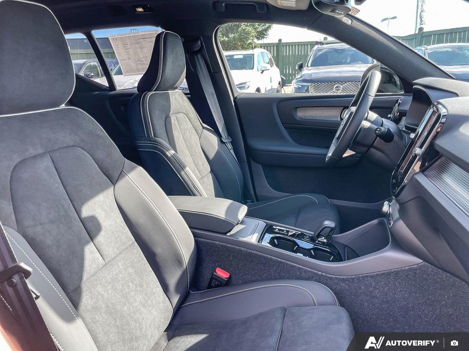 2026 Volvo XC40 Plus Dark Theme-22