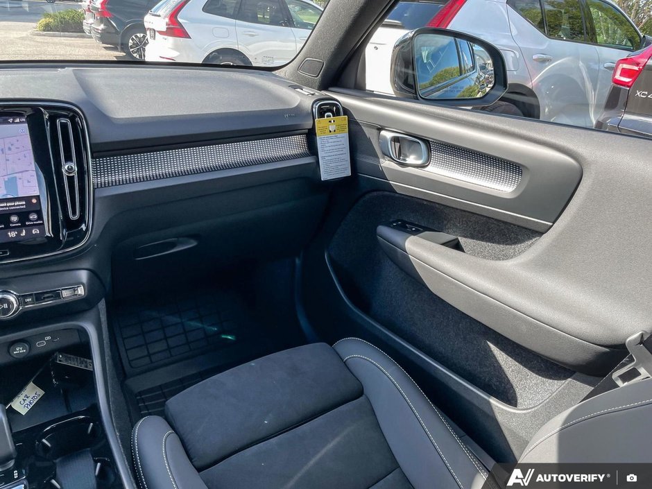 2026 Volvo XC40 Plus Dark Theme-25