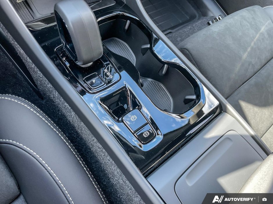 2026 Volvo XC40 Plus Dark Theme-18