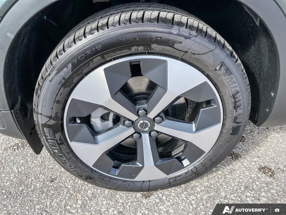 2026 Volvo XC40 Plus Dark Theme-9