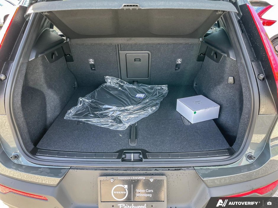 2026 Volvo XC40 Plus Dark Theme-8