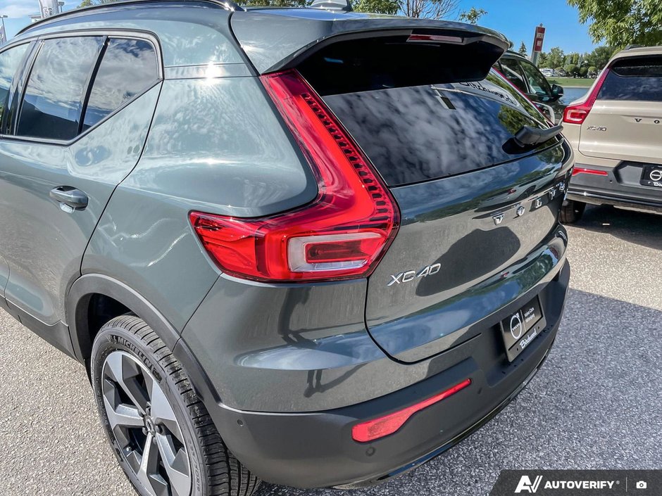 2026 Volvo XC40 Plus Dark Theme-12