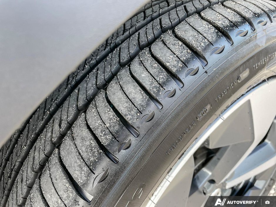 2026 Volvo XC40 Plus Dark Theme-10