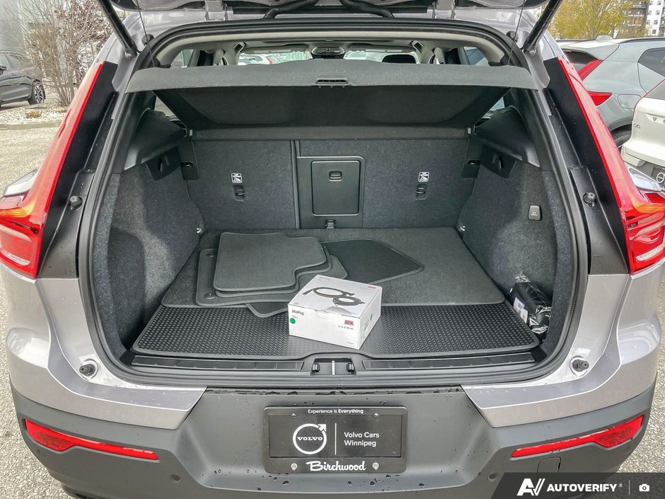 2026 Volvo XC40 Plus Dark Theme-8