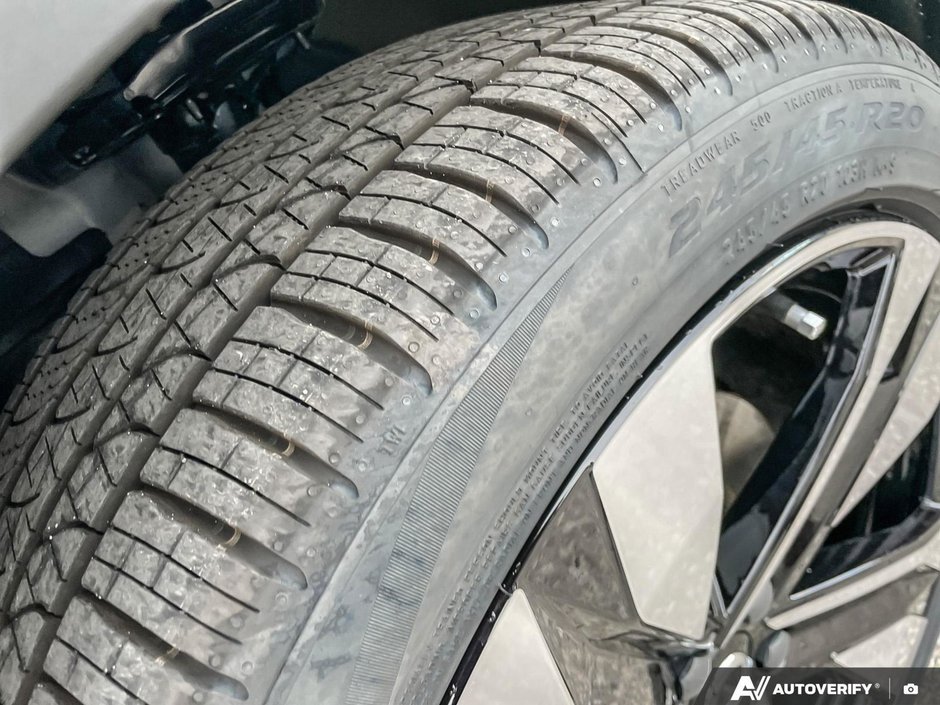 2026 Volvo XC40 Plus Dark Theme-10