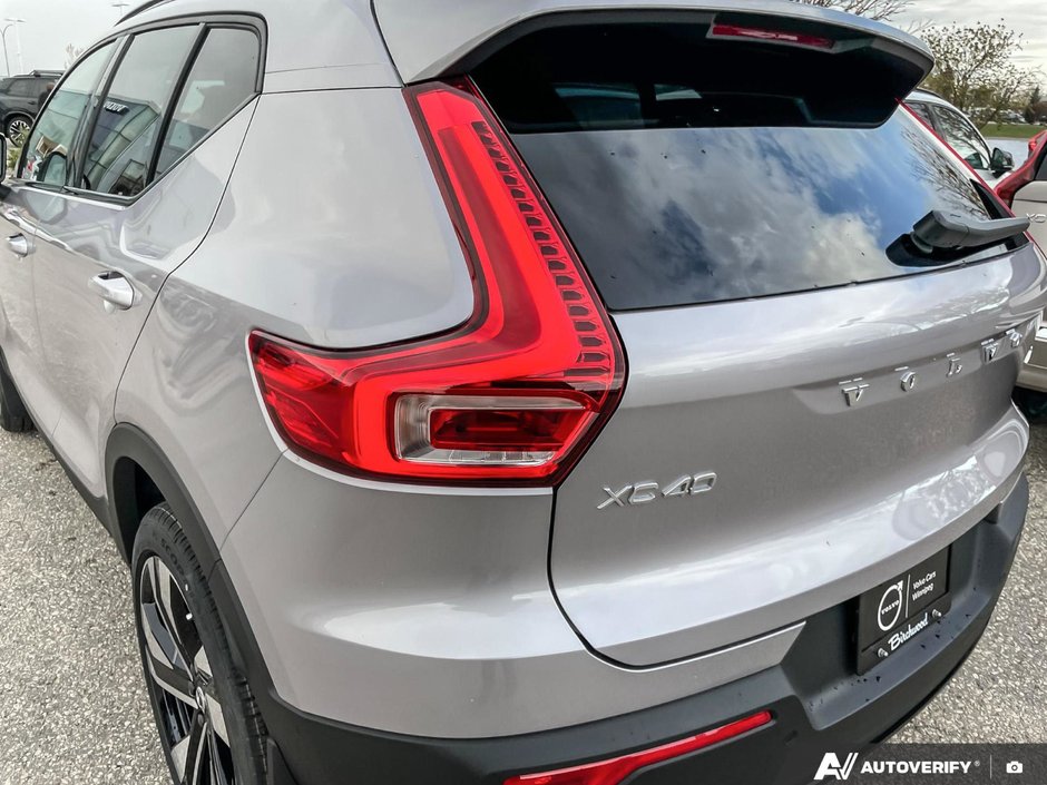 2026 Volvo XC40 Plus Dark Theme-12