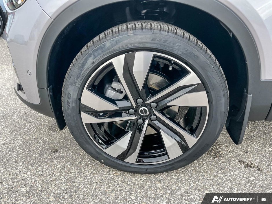 2026 Volvo XC40 Plus Dark Theme-9