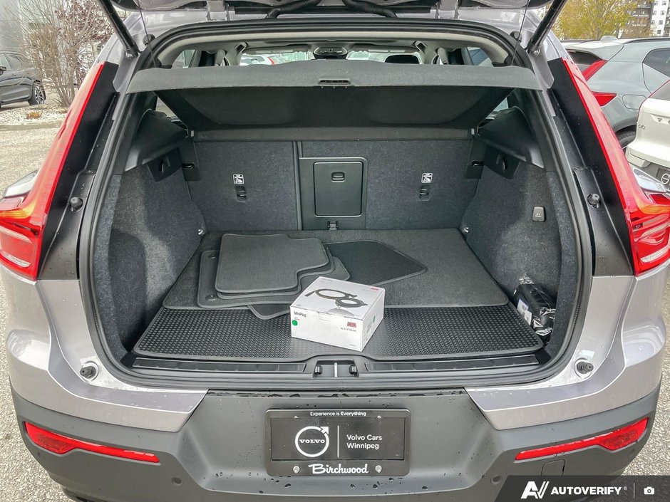 2026 Volvo XC40 Plus Dark Theme-8