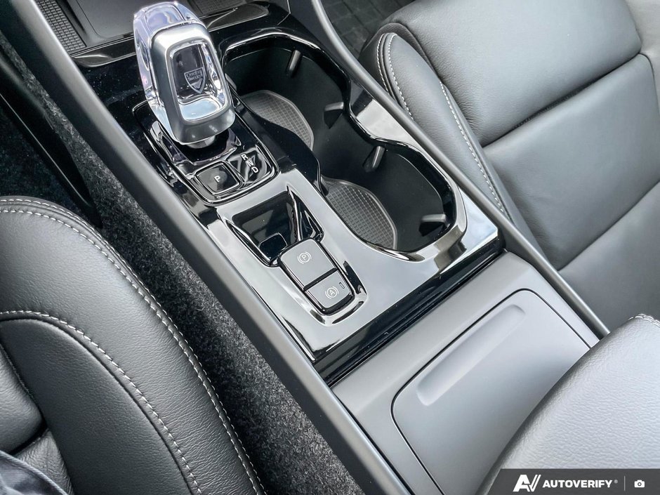 2026 Volvo XC40 Plus Dark Theme-18