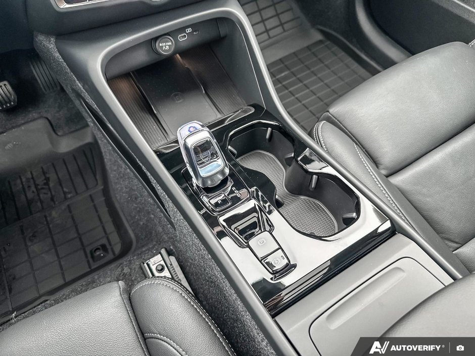 2026 Volvo XC40 Plus Dark Theme-18