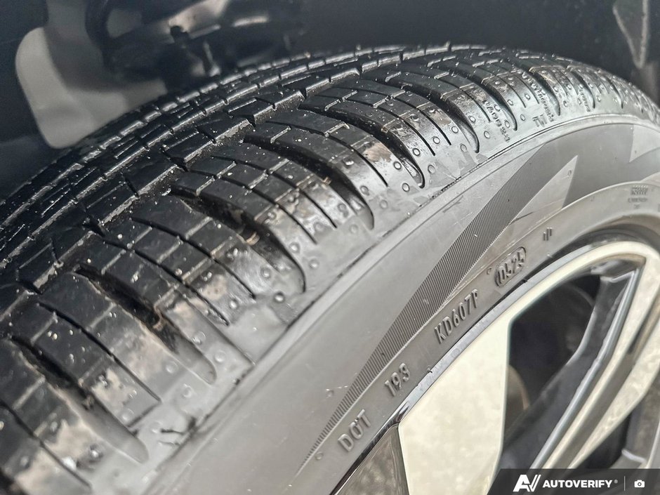 2026 Volvo XC40 Plus Dark Theme-10