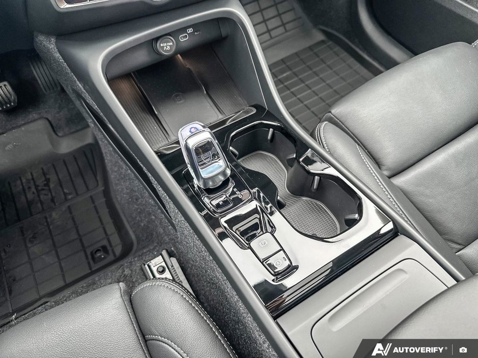 2026 Volvo XC40 Plus Dark Theme-18