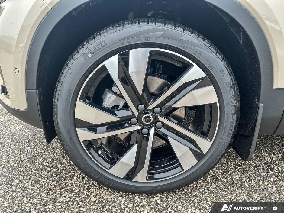 2026 Volvo XC40 Plus Dark Theme-9